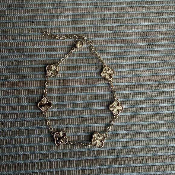 Plain Gold mini Clover Bracelet - Picture 3 of 3